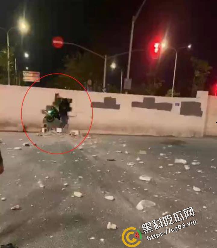 浙江台州骑士穿墙殒命！拉极速 把墙撞了一个大洞！远光灯之乡的冲击力！  第3张