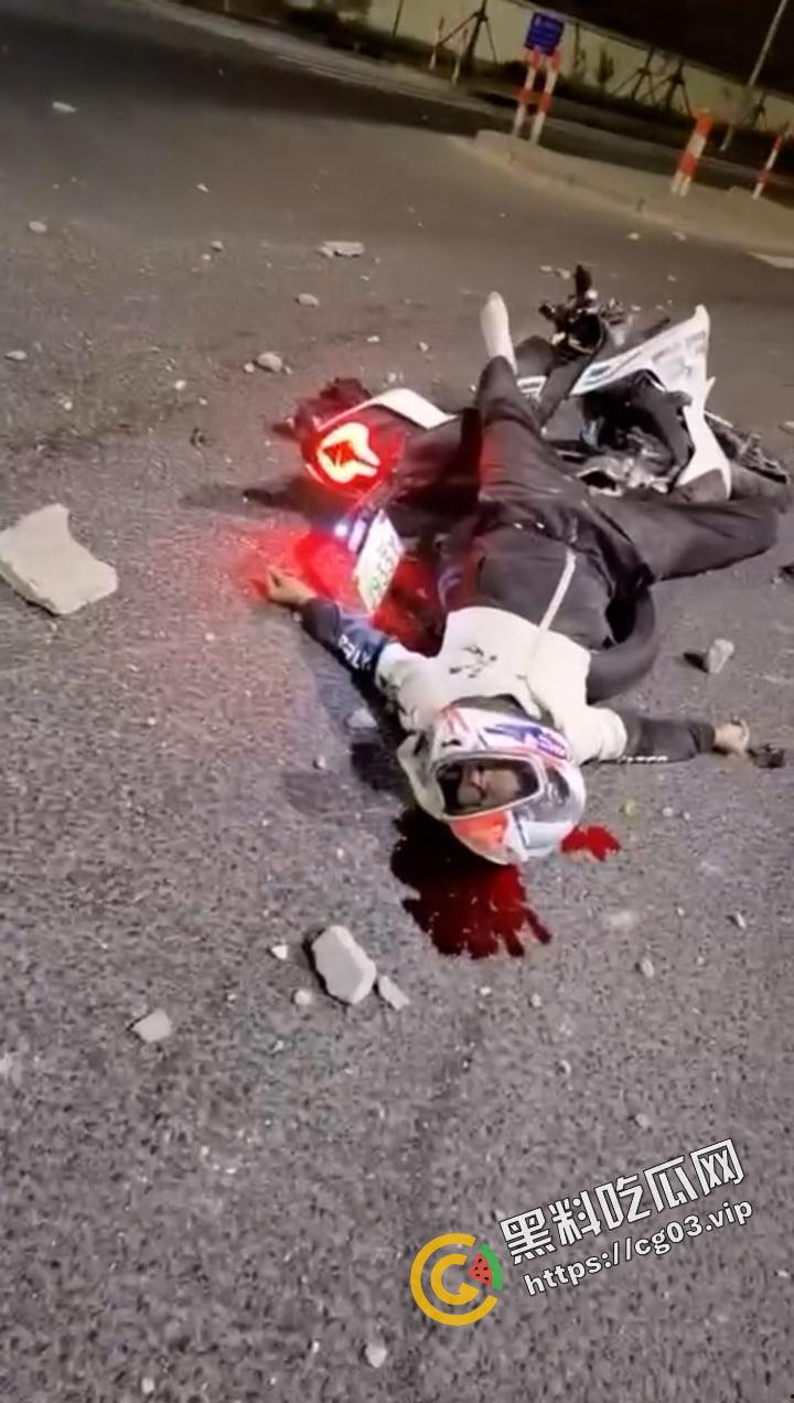 浙江台州骑士穿墙殒命！拉极速 把墙撞了一个大洞！远光灯之乡的冲击力！  第4张