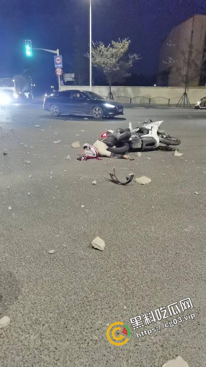 浙江台州骑士穿墙殒命！拉极速 把墙撞了一个大洞！远光灯之乡的冲击力！  第5张