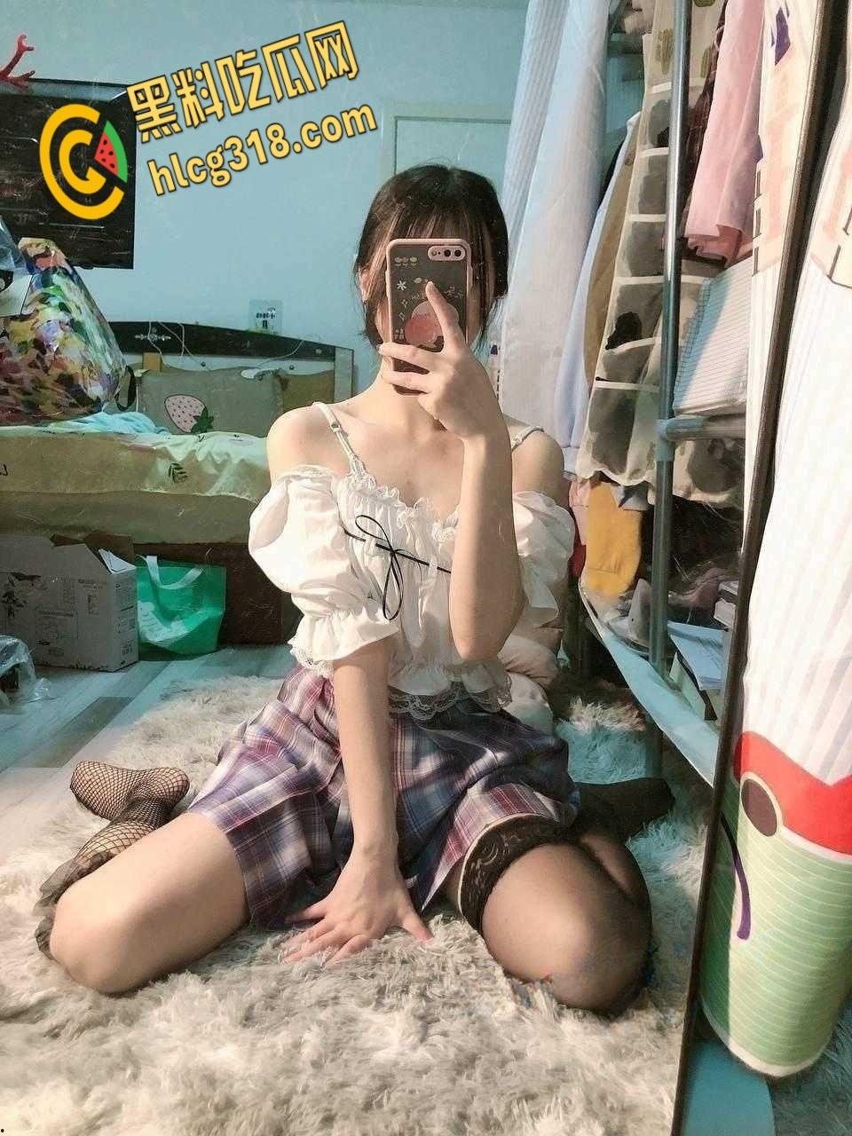 文静乖巧女大学生被金主包养,黑丝网袜跪地口交,皮鞭调教走廊遛狗,屁股都被打红了 ! 第2张 文静乖巧女大学生被金主包养,黑丝网袜跪地口交,皮鞭调教走廊遛狗,屁股都被打红了 ! 第2张