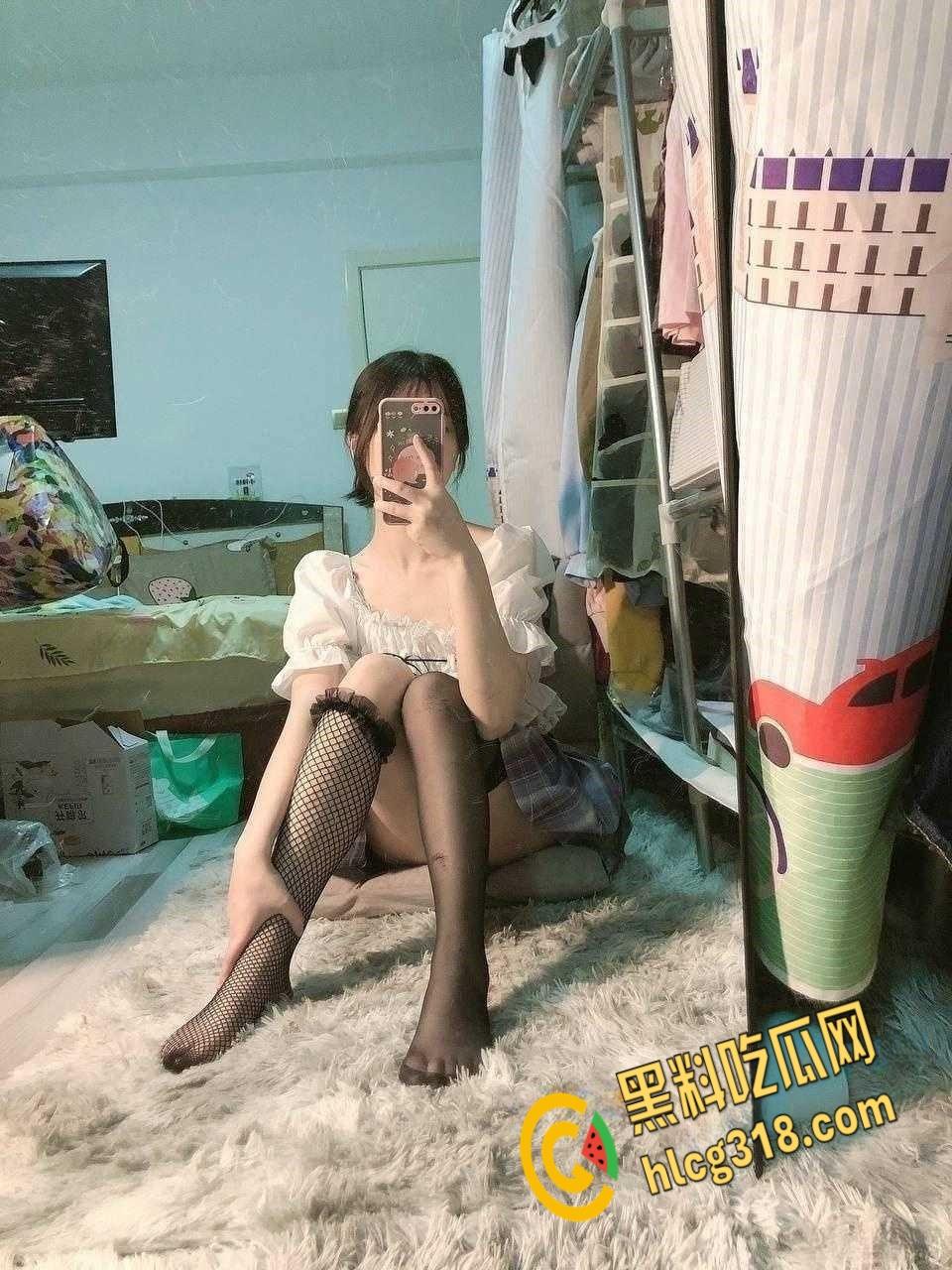 文静乖巧女大学生被金主包养,黑丝网袜跪地口交,皮鞭调教走廊遛狗,屁股都被打红了 ! 第3张 文静乖巧女大学生被金主包养,黑丝网袜跪地口交,皮鞭调教走廊遛狗,屁股都被打红了 ! 第3张