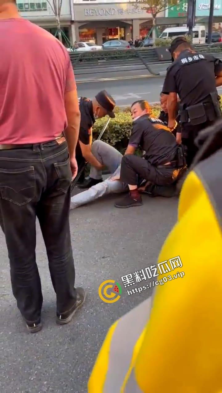 桐乡 男子因纠纷行凶 用榔头猛烈锤击美女律师头部  当场被制服 第6张