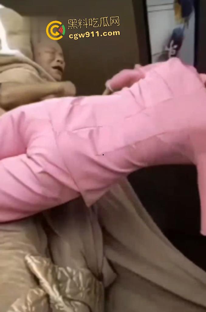 河南安阳养老院擦边丑闻！女院长短裙热舞撩老头骚姿百出，护士变身福利姬帮老头打飞机，露大奶子撩人！  第2张