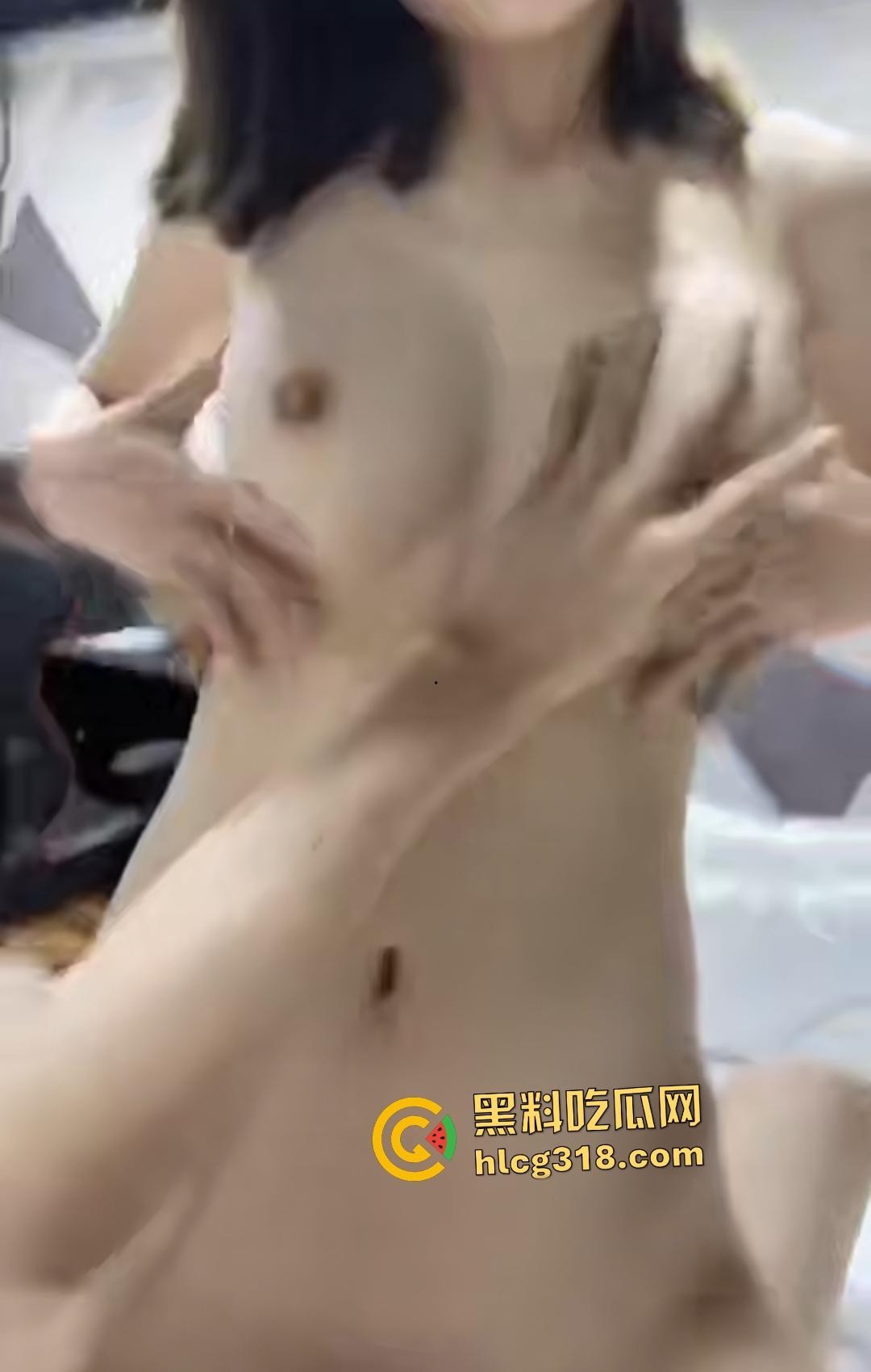 外卖小哥送餐变约炮！浴巾骚女勾引，换电竞酒店女上位狂操，两个奶头被小哥点住，不愧是送外卖的手真大！  第6张