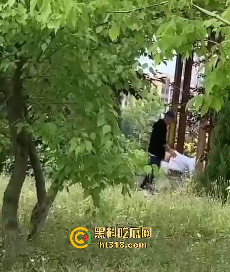 万物复苏的春季，野外偷拍捕捉中年夫妻野战火辣现场！ 男主吃力后入，美女翘臀迎合臀肉颤抖，淫靡至极！  第3张