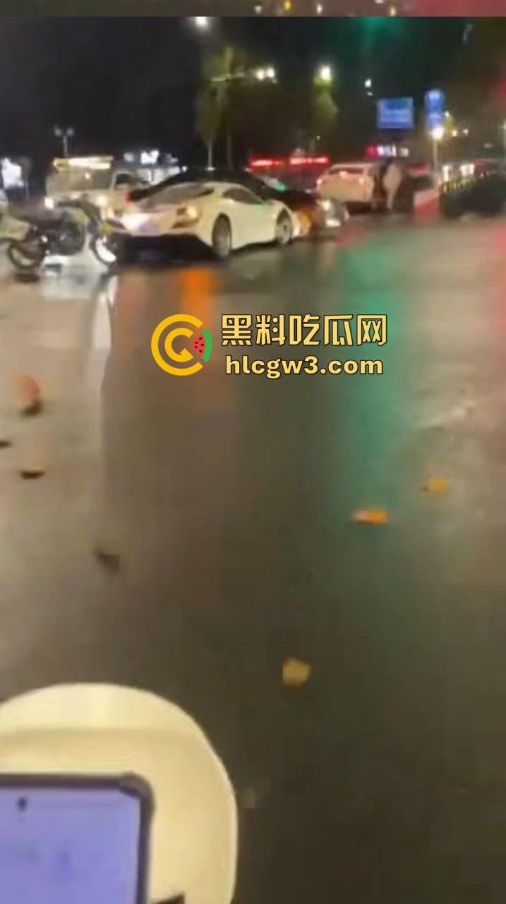 嘉兴海盐百货门口突发车祸！法拉利与斯柯达激烈碰撞，气囊齐爆损失惨重，维修账单成谜！  第2张