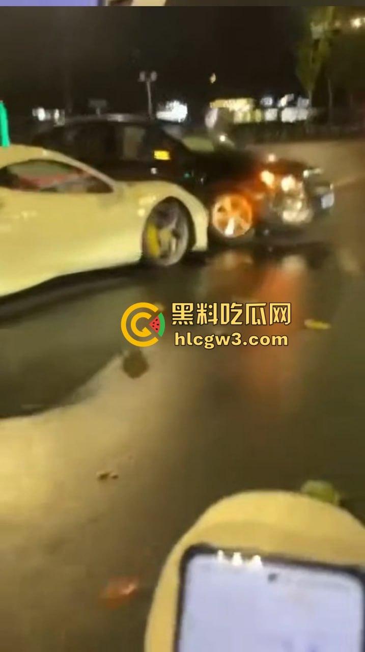嘉兴海盐百货门口突发车祸！法拉利与斯柯达激烈碰撞，气囊齐爆损失惨重，维修账单成谜！  第3张