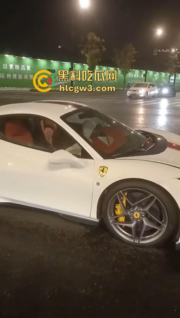 嘉兴海盐百货门口突发车祸！法拉利与斯柯达激烈碰撞，气囊齐爆损失惨重，维修账单成谜！  第4张