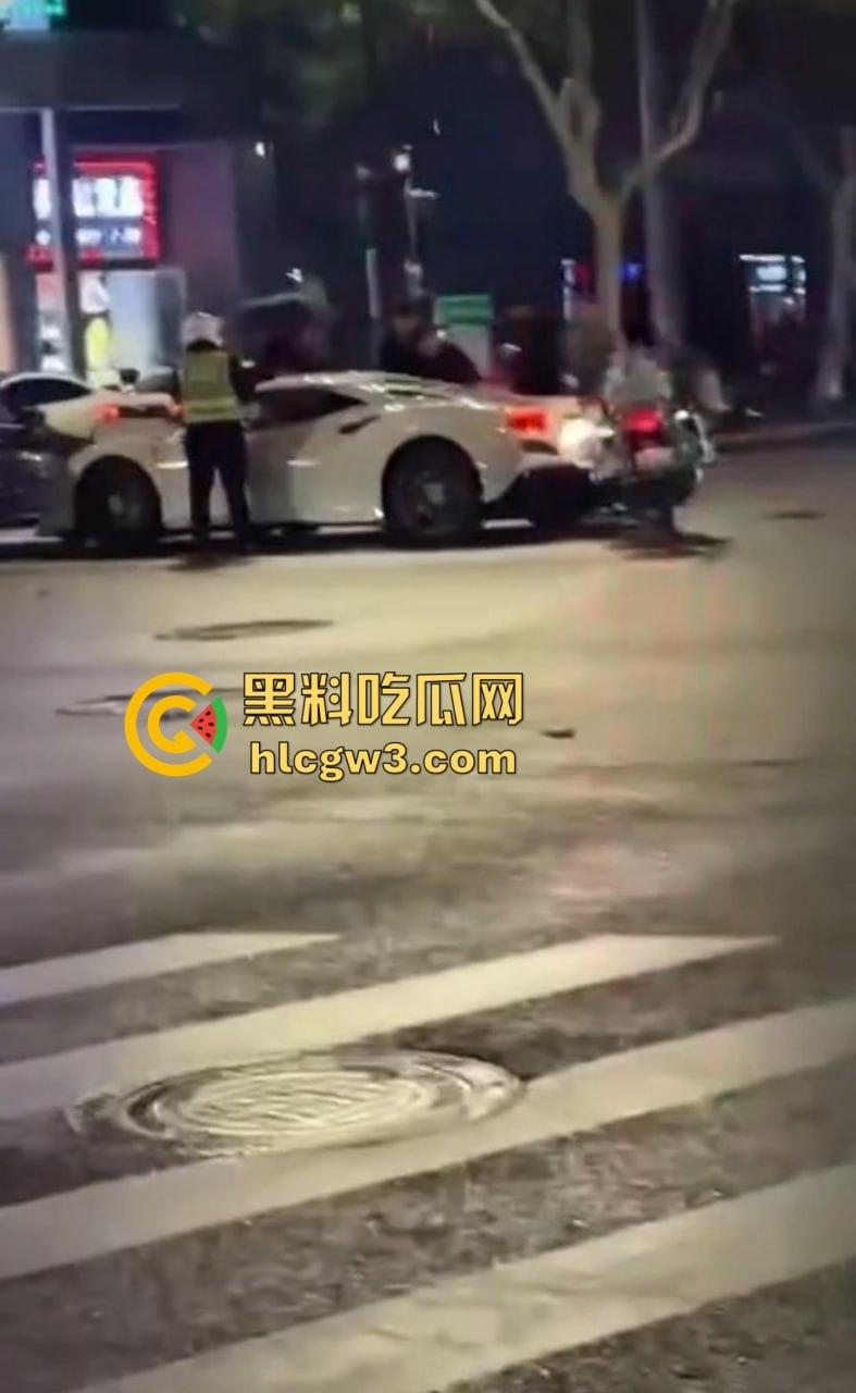 嘉兴海盐百货门口突发车祸！法拉利与斯柯达激烈碰撞，气囊齐爆损失惨重，维修账单成谜！  第6张