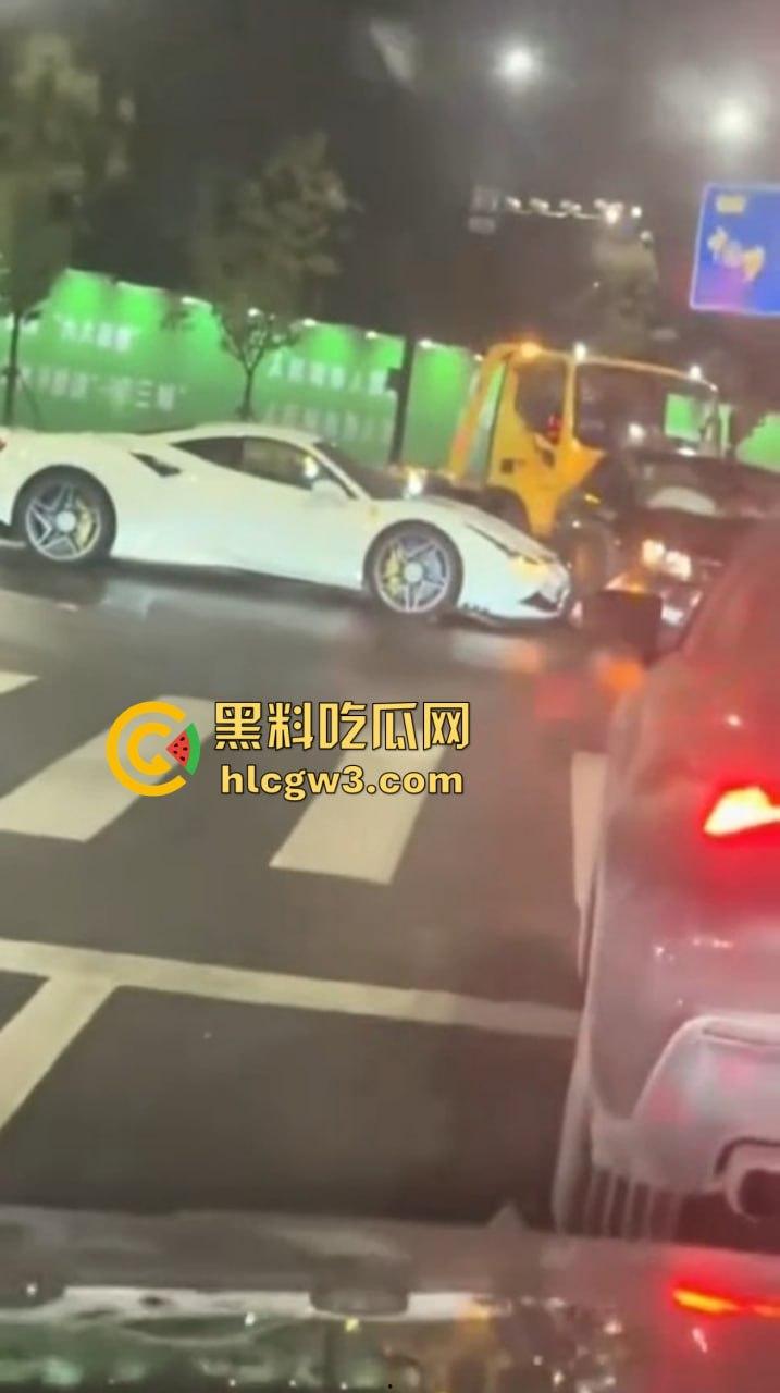 嘉兴海盐百货门口突发车祸！法拉利与斯柯达激烈碰撞，气囊齐爆损失惨重，维修账单成谜！  第7张