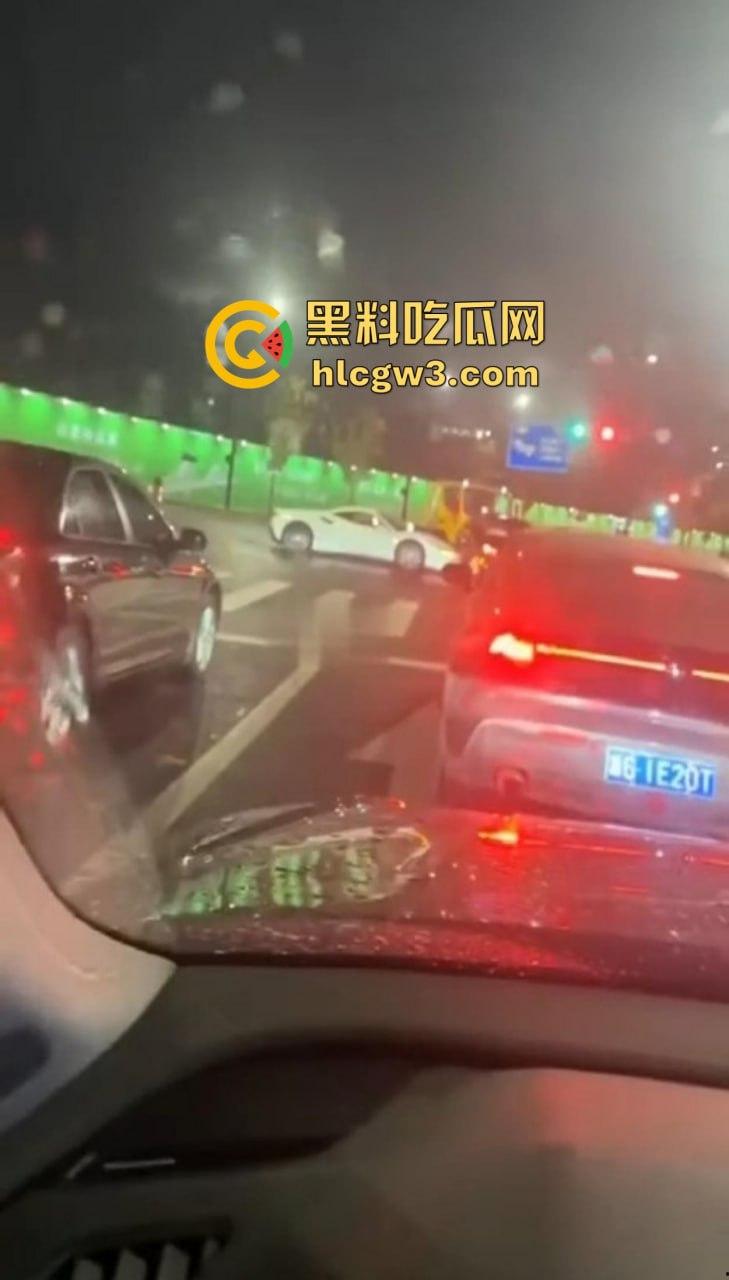嘉兴海盐百货门口突发车祸！法拉利与斯柯达激烈碰撞，气囊齐爆损失惨重，维修账单成谜！  第8张