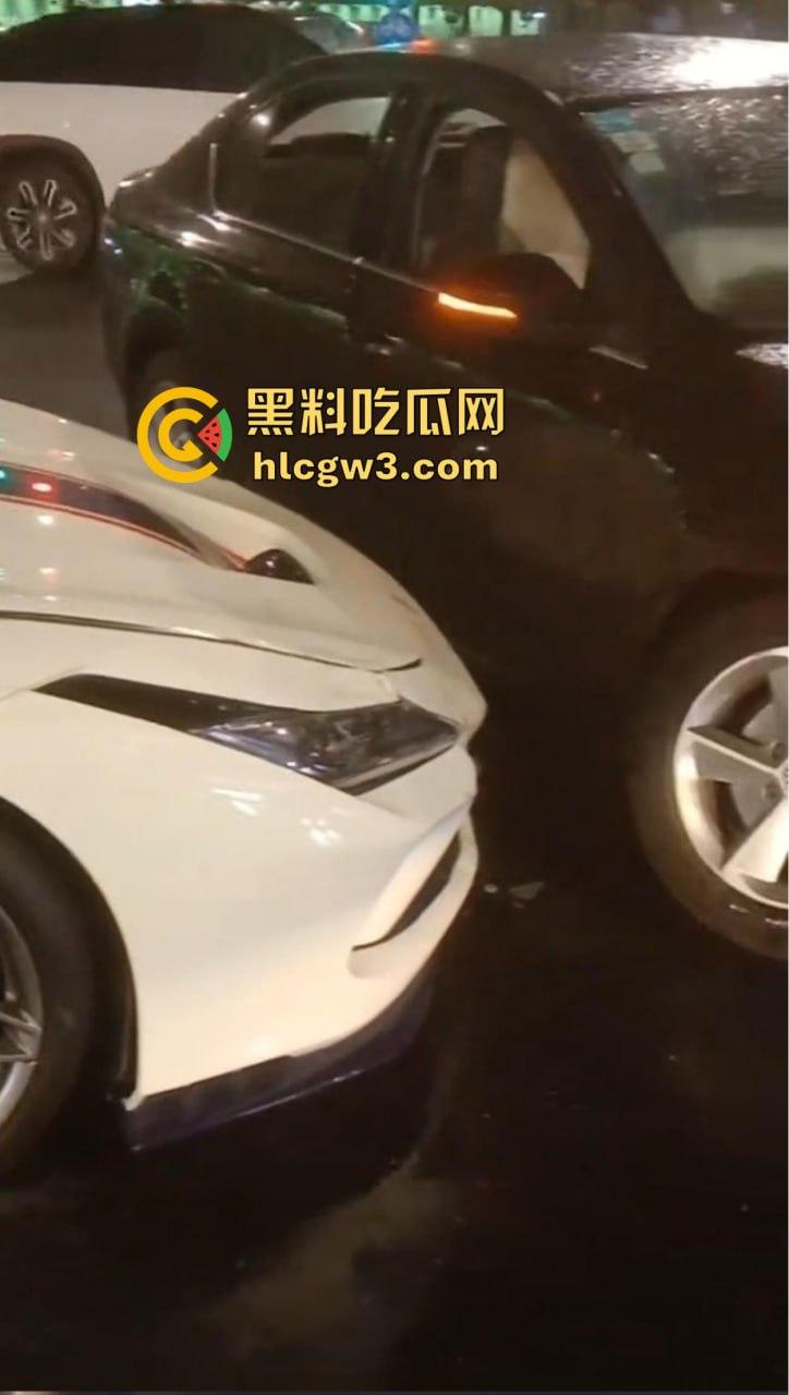 嘉兴海盐百货门口突发车祸！法拉利与斯柯达激烈碰撞，气囊齐爆损失惨重，维修账单成谜！  第9张