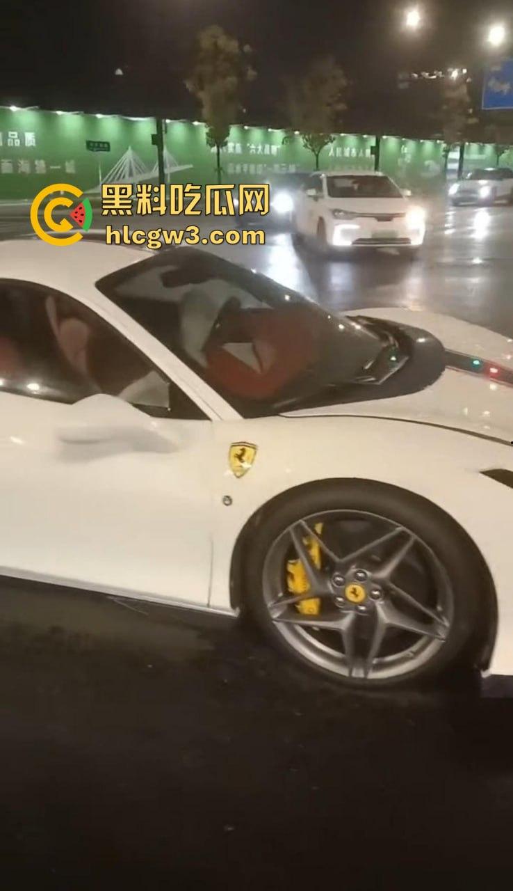 嘉兴海盐百货门口突发车祸！法拉利与斯柯达激烈碰撞，气囊齐爆损失惨重，维修账单成谜！  第10张