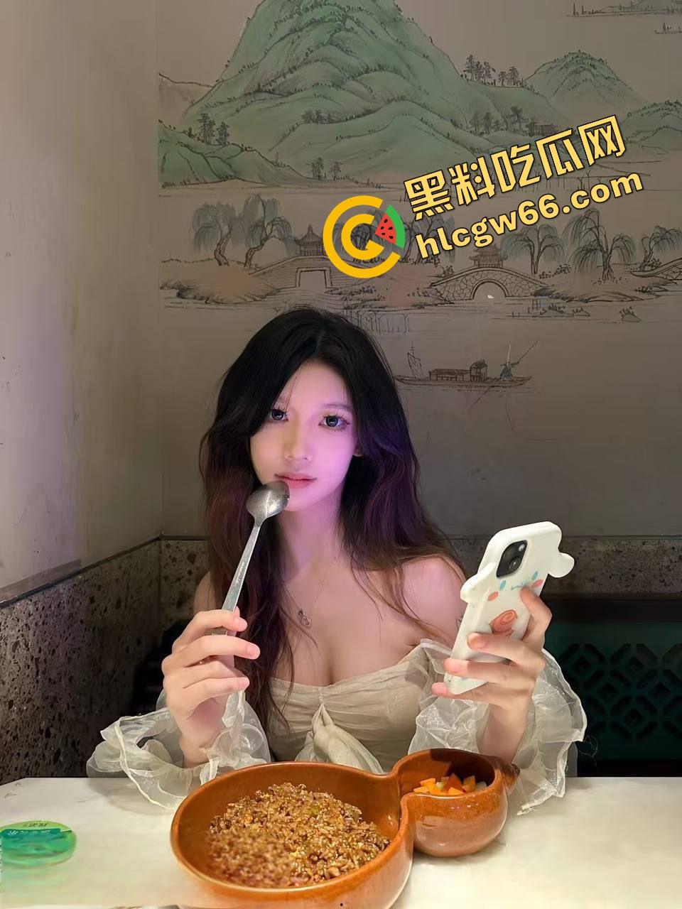 湖南信息科技学院高颜值妹子【刘洁】跟富二代男友外出玩，各种跪地吃鸡啪啪，鸡巴吃得都香喷喷！  第2张