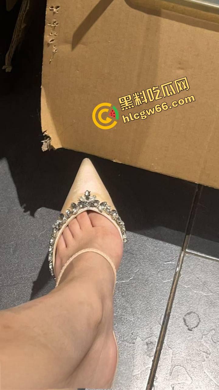 湖南信息科技学院高颜值妹子【刘洁】跟富二代男友外出玩，各种跪地吃鸡啪啪，鸡巴吃得都香喷喷！  第11张