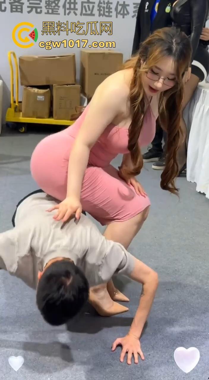 广州成人展惊现顶级BBW模特，极品微胖身材，G杯大奶配上蜜桃肥臀，那欲望眼神，无法想象这骚逼在床上是有多骚啊！  第4张