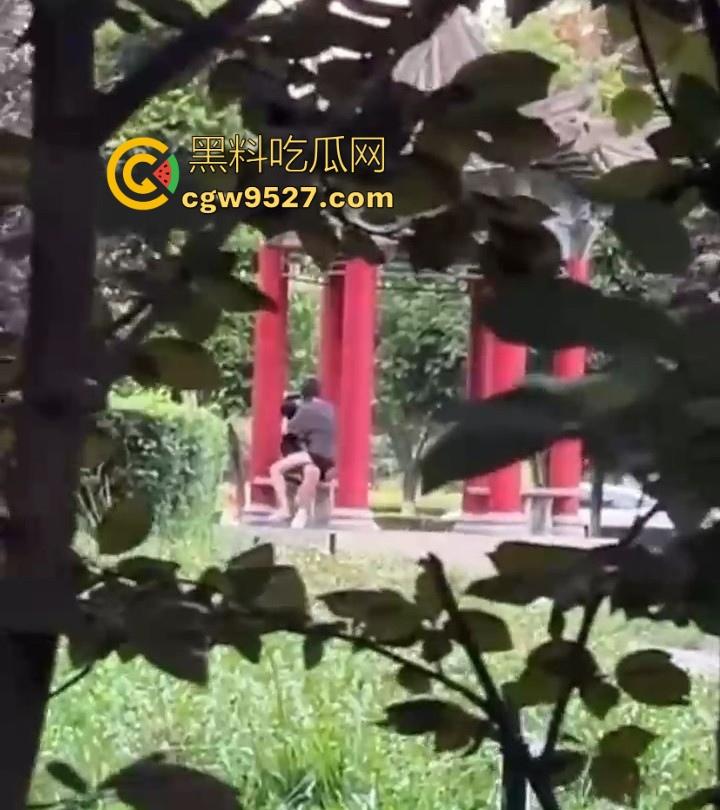 西安医学高等专科学校凉亭瓜!学生情侣大白天在凉亭里面激情骑乘,狂扣骚逼,大白天上演活春宫图! 第6张 西安医学高等专科学校凉亭瓜!学生情侣大白天在凉亭里面激情骑乘,狂扣骚逼,大白天上演活春宫图! 第6张