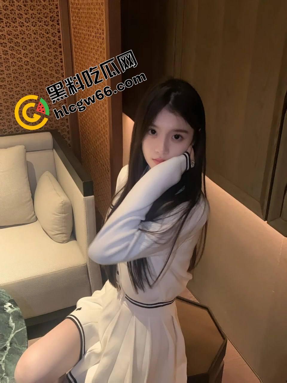 长沙KTV骚女一边唱爱拼才会赢一边坐在大哥鸡巴上骑出高音，敬业表演全程不跑调，大哥射完还夸专业！  第4张