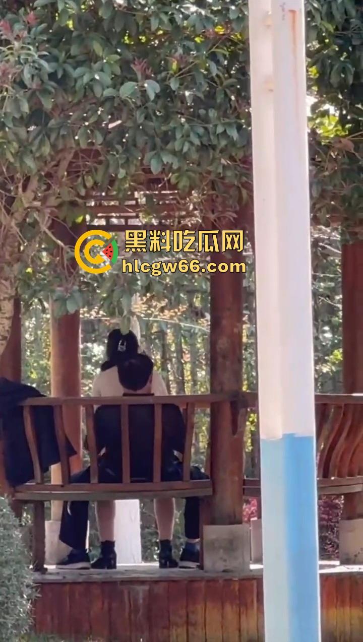 野外DO逼爽文，从凉亭到课桌，从后备箱到阳台，一路干遍城市角落，感觉一来立马顶进去！  第5张