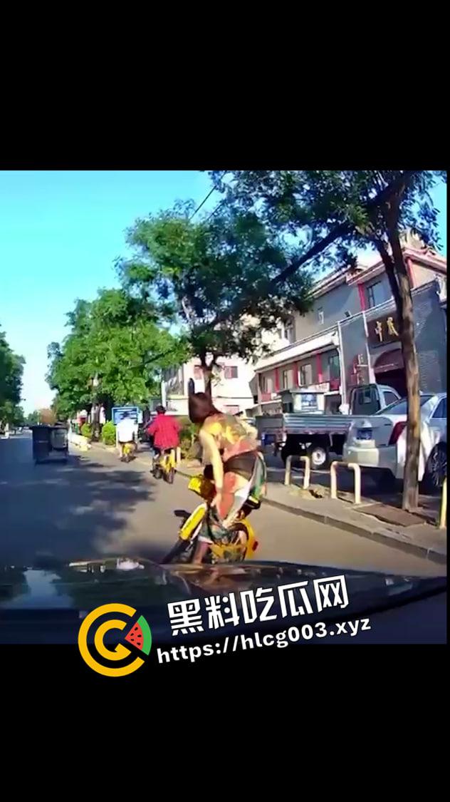 共享单车纹身裸女原视频!骑着车衣服就脱光了 本人事后发声将起诉拍摄视频者 怕不是炒作吧 第1张 共享单车纹身裸女原视频!骑着车衣服就脱光了 本人事后发声将起诉拍摄视频者 怕不是炒作吧 第1张