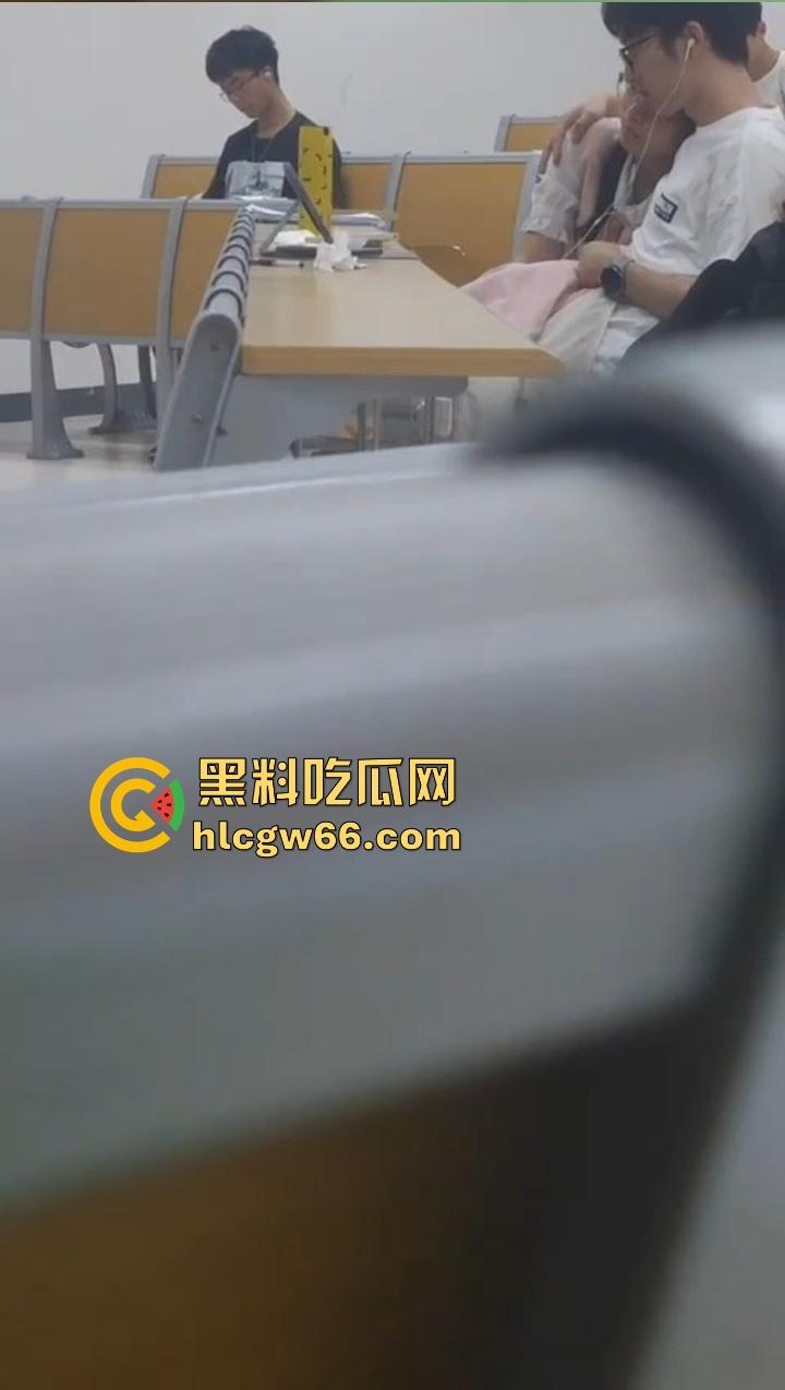 野外DO逼爽文，从凉亭到课桌，从后备箱到阳台，一路干遍城市角落，感觉一来立马顶进去！  第7张