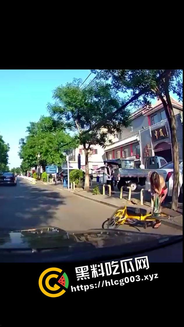 共享单车纹身裸女原视频!骑着车衣服就脱光了 本人事后发声将起诉拍摄视频者 怕不是炒作吧 第2张 共享单车纹身裸女原视频!骑着车衣服就脱光了 本人事后发声将起诉拍摄视频者 怕不是炒作吧 第2张