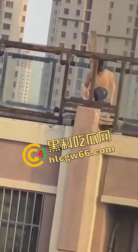 野外DO逼爽文，从凉亭到课桌，从后备箱到阳台，一路干遍城市角落，感觉一来立马顶进去！  第11张