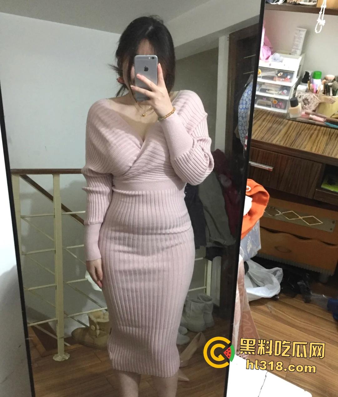 极品女神变反差婊母狗被大神鸡巴狂操，皮鞭抽屁股，让其舔脚趾！拍摄一直捂脸，都是母狗了还怕露脸？  第1张