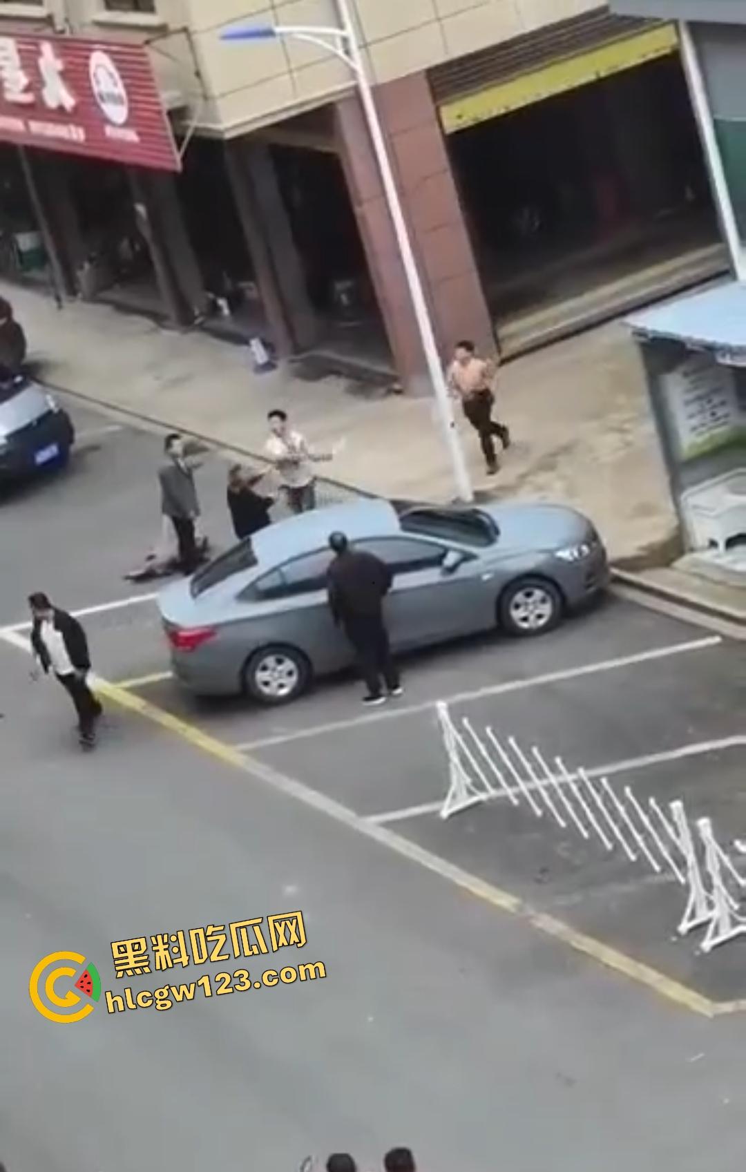 武汉热干面涨价4块变5块！疯男不爽追老板狂砍，吃面舔刀一碗面值一条命！  第1张