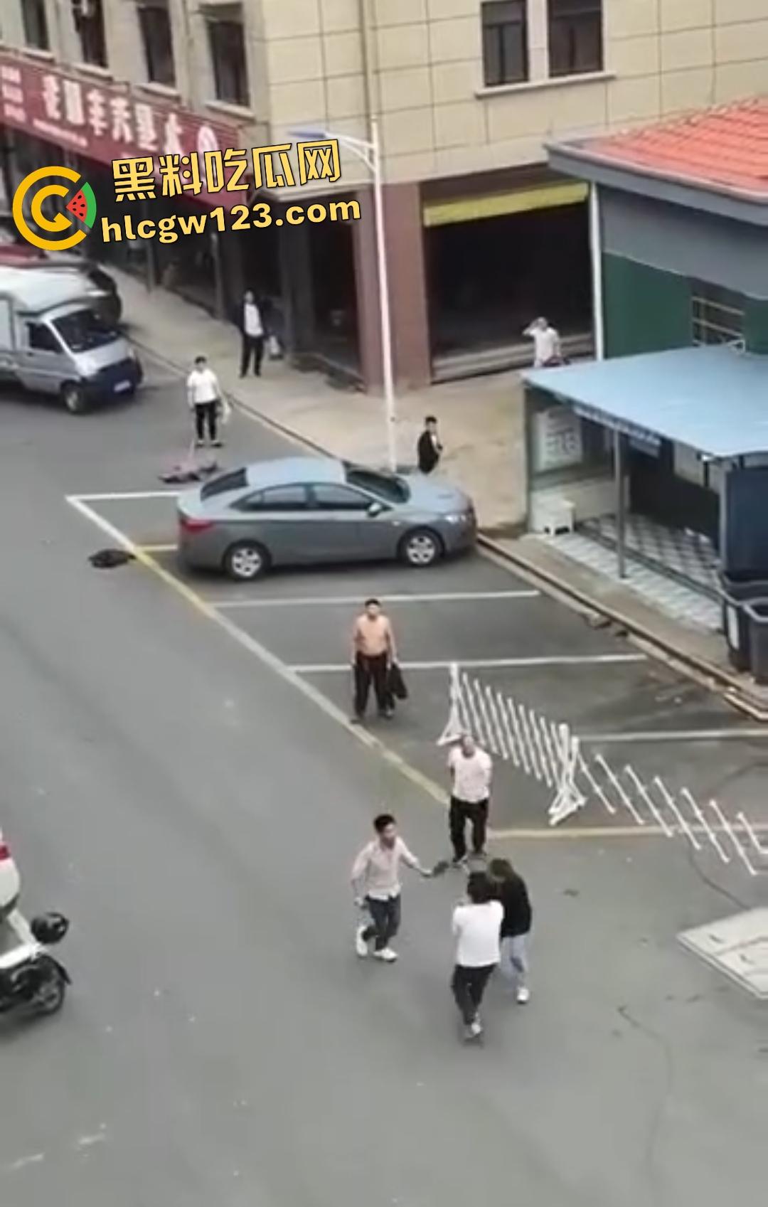 武汉热干面涨价4块变5块！疯男不爽追老板狂砍，吃面舔刀一碗面值一条命！  第4张