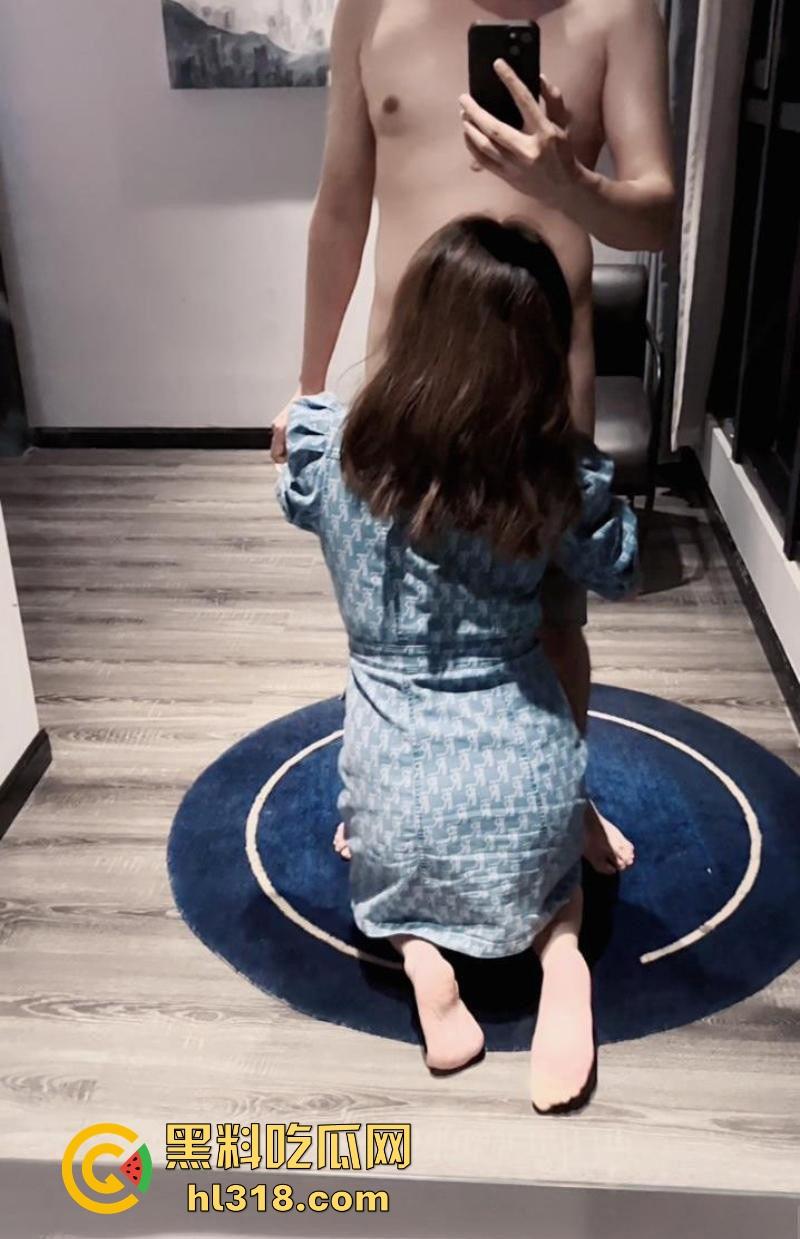 和大嫂的乱伦史，首次在酒店跟骚逼大嫂做爱， 一进门就迫不及待蹲下口交，疯狂舔食享受，人妻就是骚！  第2张