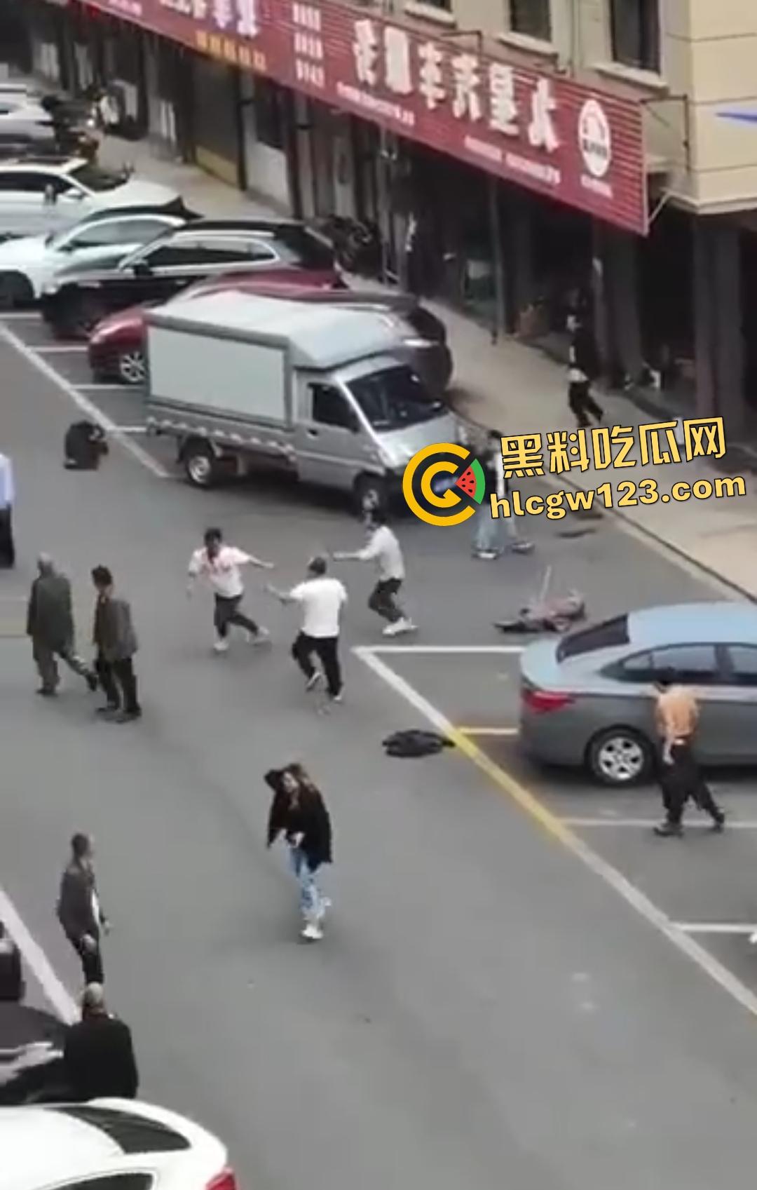 武汉热干面涨价4块变5块！疯男不爽追老板狂砍，吃面舔刀一碗面值一条命！  第6张