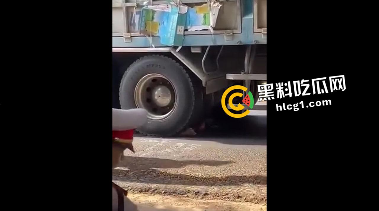 血腥慎入！越南男子钻车底自杀 下半身碾成肉酱 现场画面流出  第4张