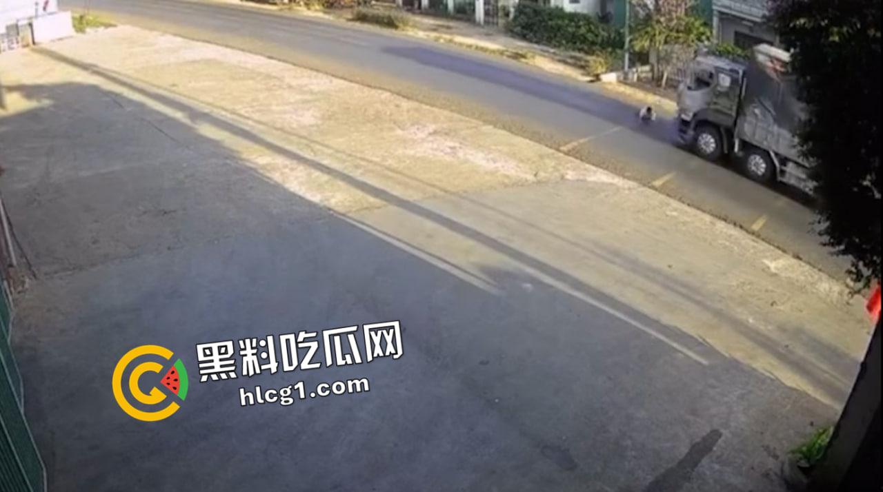 血腥慎入！越南男子钻车底自杀 下半身碾成肉酱 现场画面流出  第5张