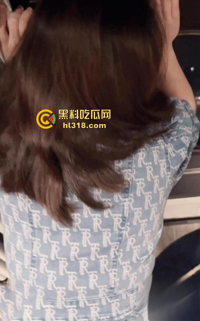 和大嫂的乱伦史，首次在酒店跟骚逼大嫂做爱， 一进门就迫不及待蹲下口交，疯狂舔食享受，人妻就是骚！  第6张