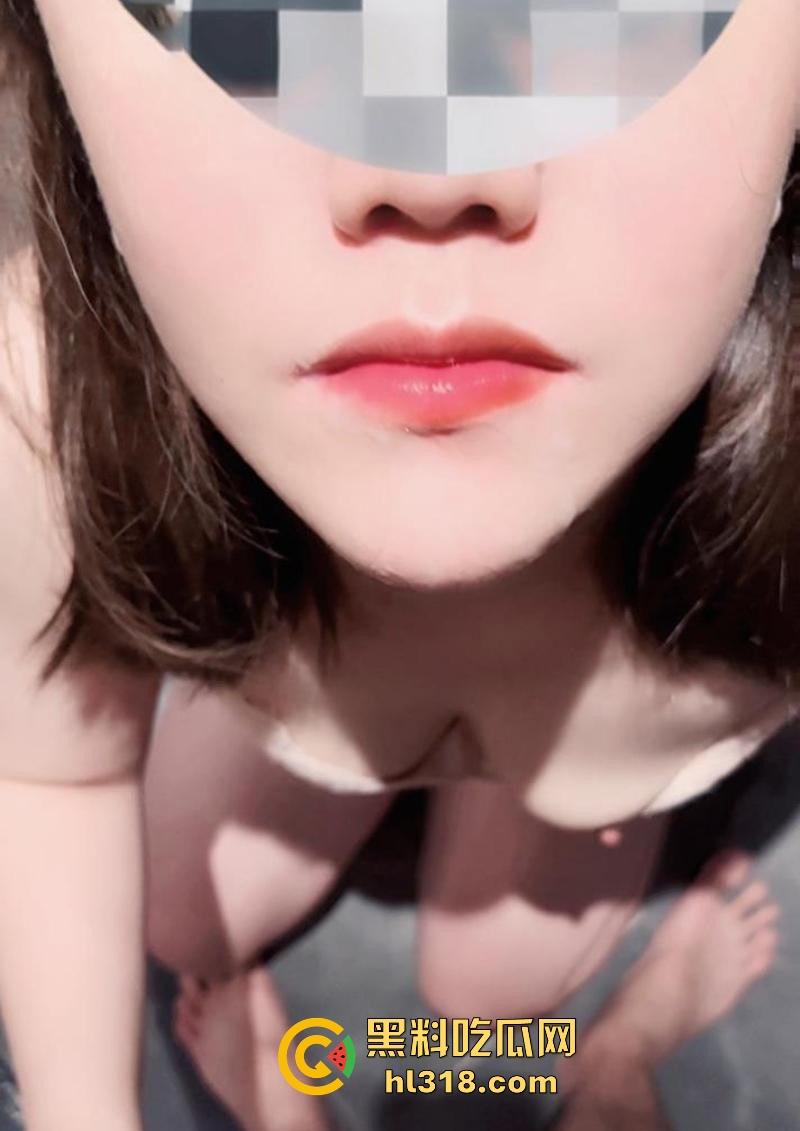 和大嫂的乱伦史，首次在酒店跟骚逼大嫂做爱， 一进门就迫不及待蹲下口交，疯狂舔食享受，人妻就是骚！  第10张