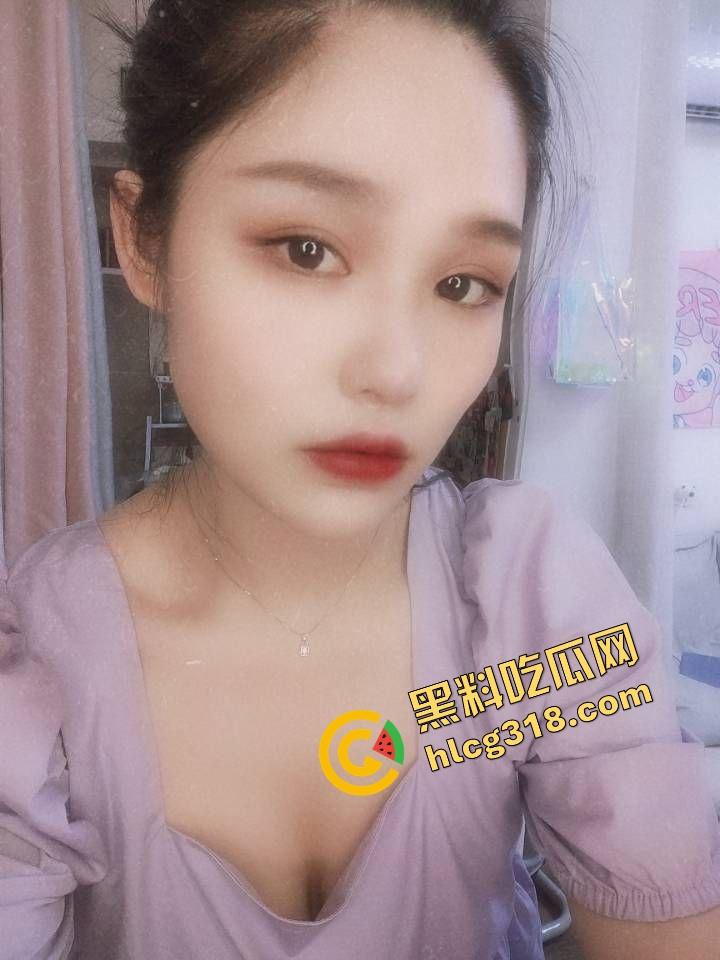 这什么操作？有逼不插偏要爆菊，妹子边被捣屁眼边自摸骚穴，究竟是癖好重还是小穴太松没感觉？  第2张