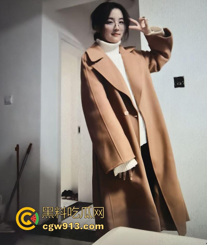 兰州大学极品学妹【林艺菲】化身乖母狗被男友调教，道具挑逗狼牙棒打桩后入，淫荡模样与清纯长相天差地别！  第2张