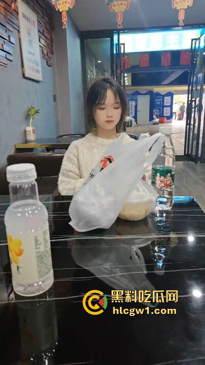 独家爆料山西大同嫩妹【陈婷婷】，一顿麻辣烫直接带回酒店吃鸡玩乳交，这种清纯骚货少见啊！  第9张