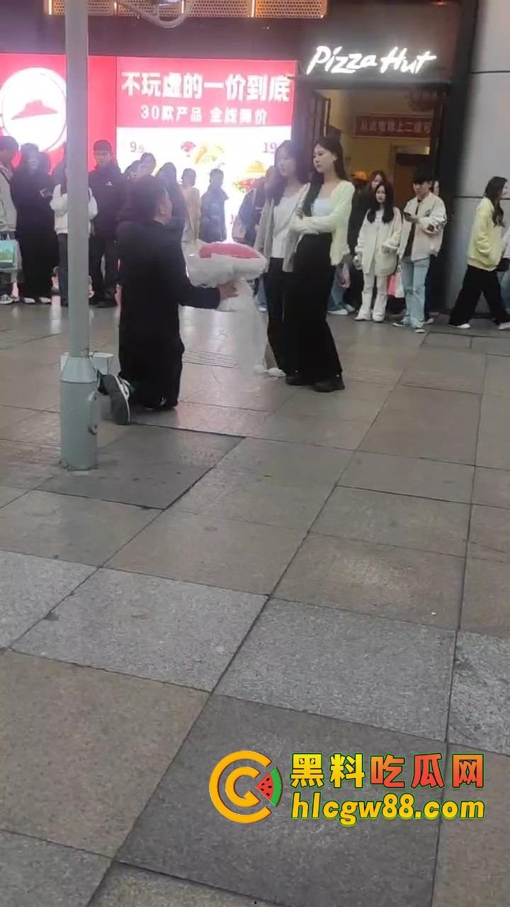 南宁网红求婚人山人海围观，结果女方一巴掌扇得震天响，旁边阿姨吓到后退三步，这到底是爱还是惩罚？  第1张