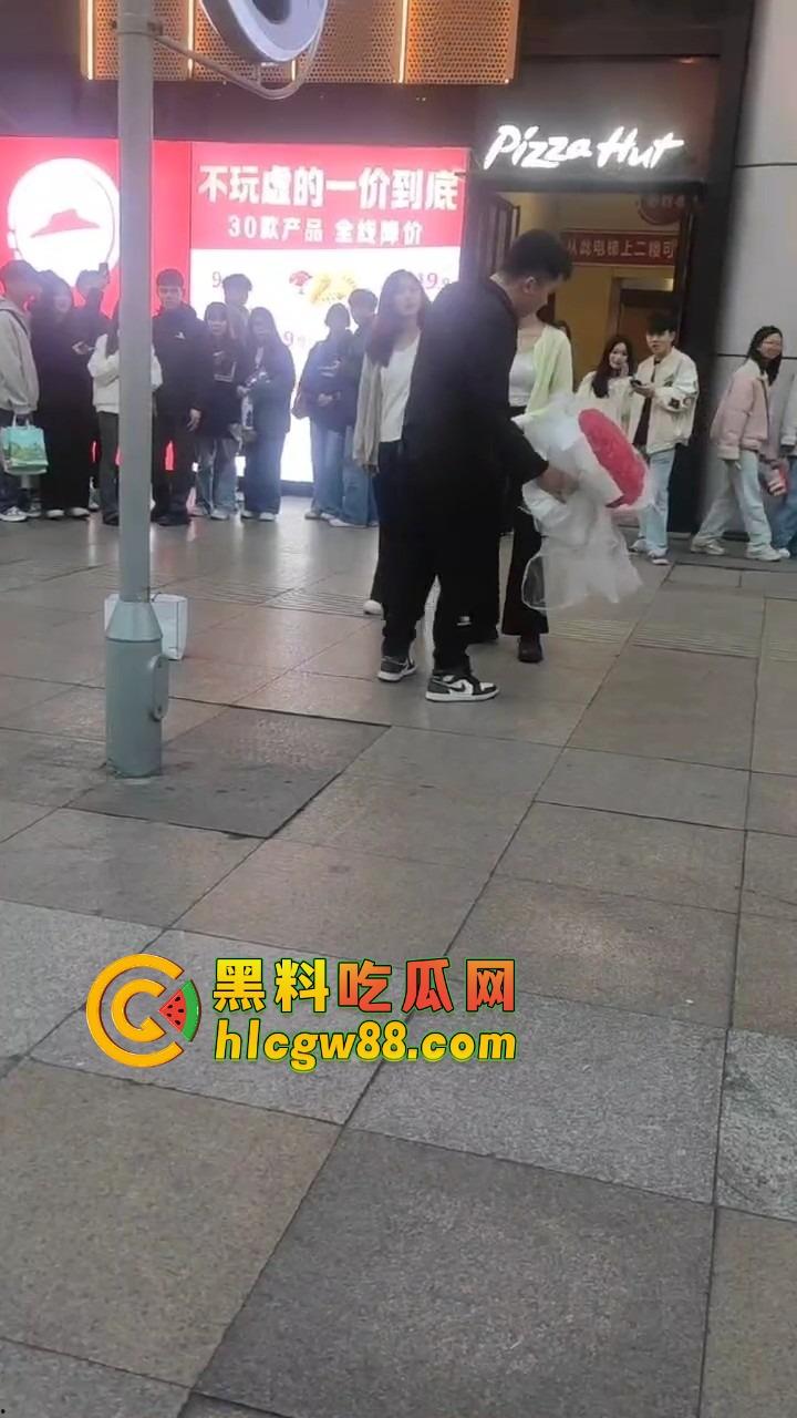南宁网红求婚人山人海围观，结果女方一巴掌扇得震天响，旁边阿姨吓到后退三步，这到底是爱还是惩罚？  第2张