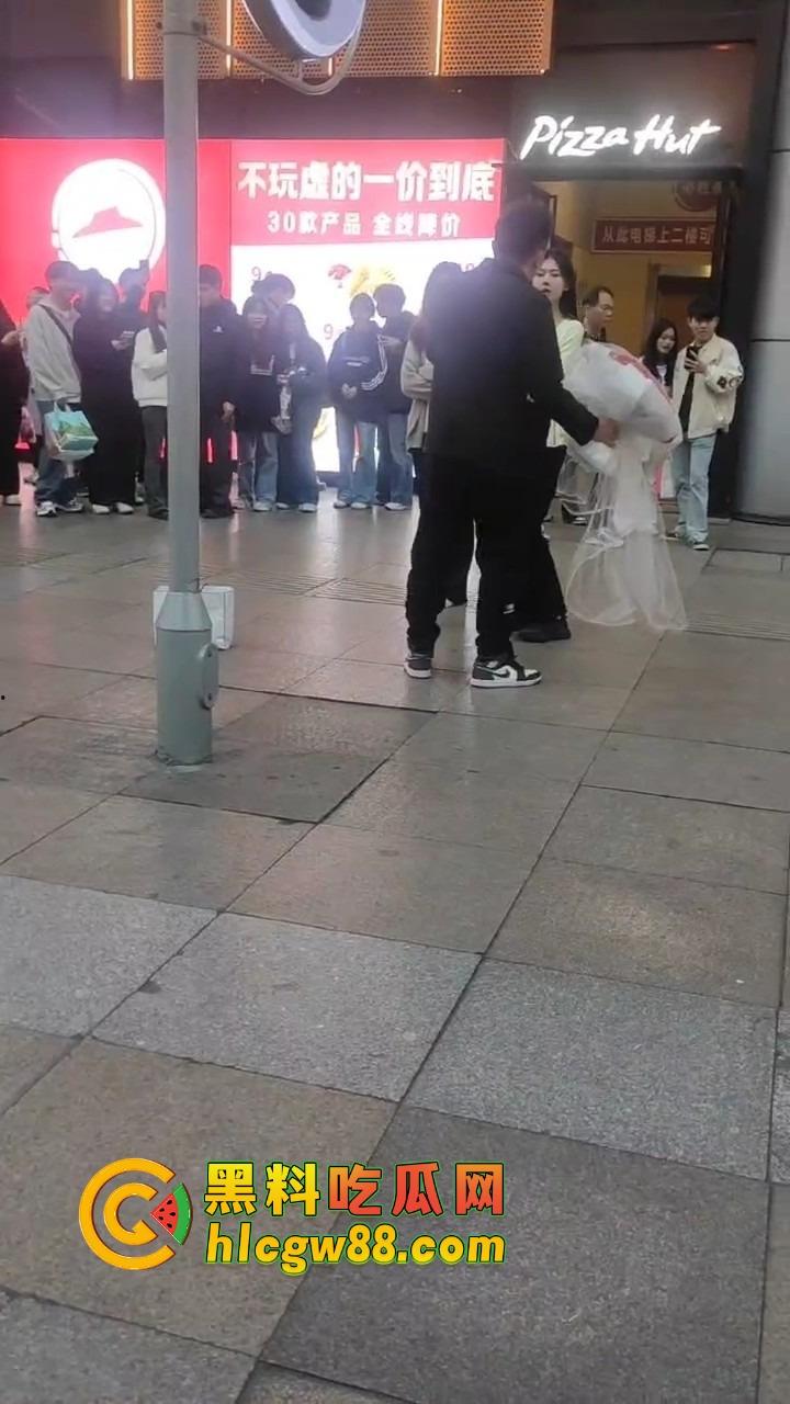 南宁网红求婚人山人海围观，结果女方一巴掌扇得震天响，旁边阿姨吓到后退三步，这到底是爱还是惩罚？  第3张