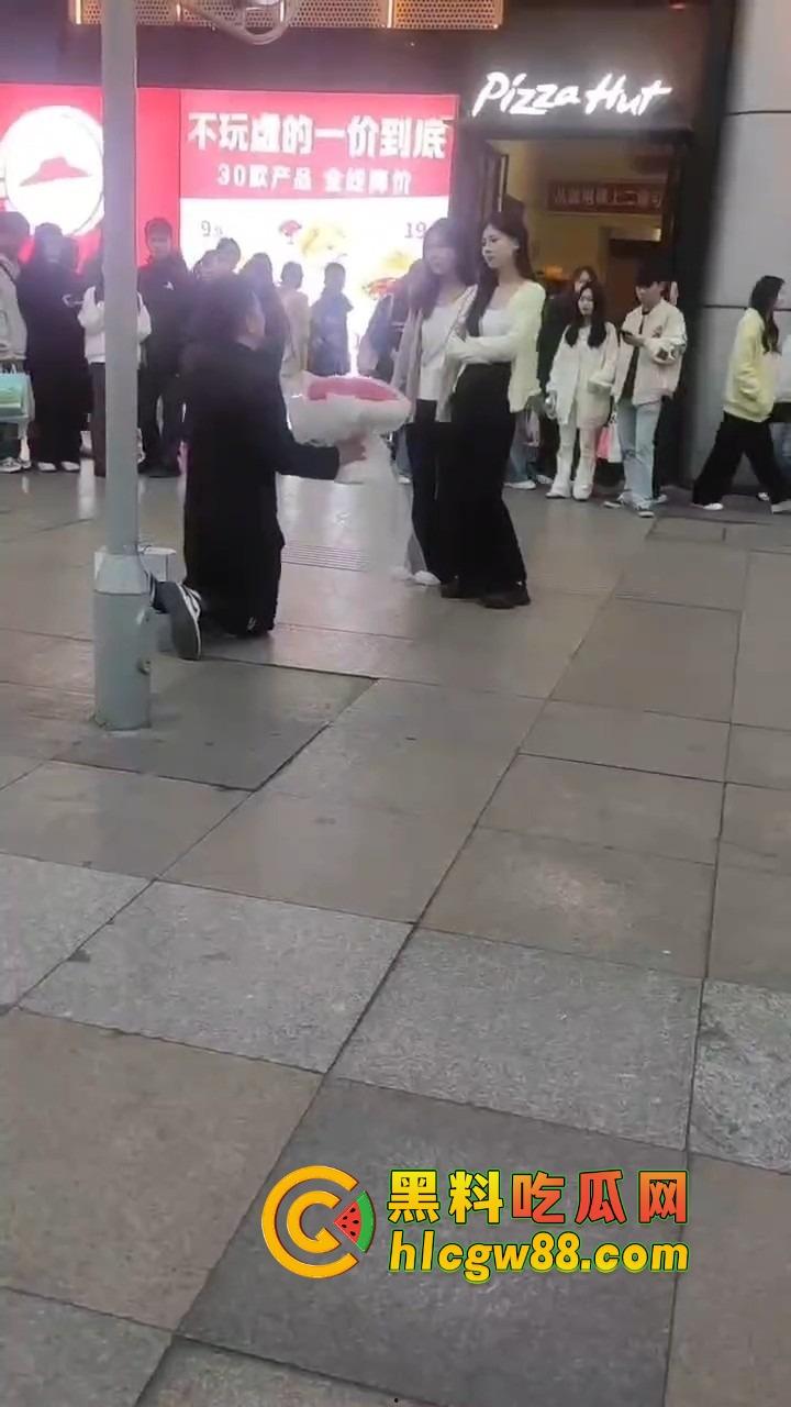 南宁网红求婚人山人海围观，结果女方一巴掌扇得震天响，旁边阿姨吓到后退三步，这到底是爱还是惩罚？  第6张