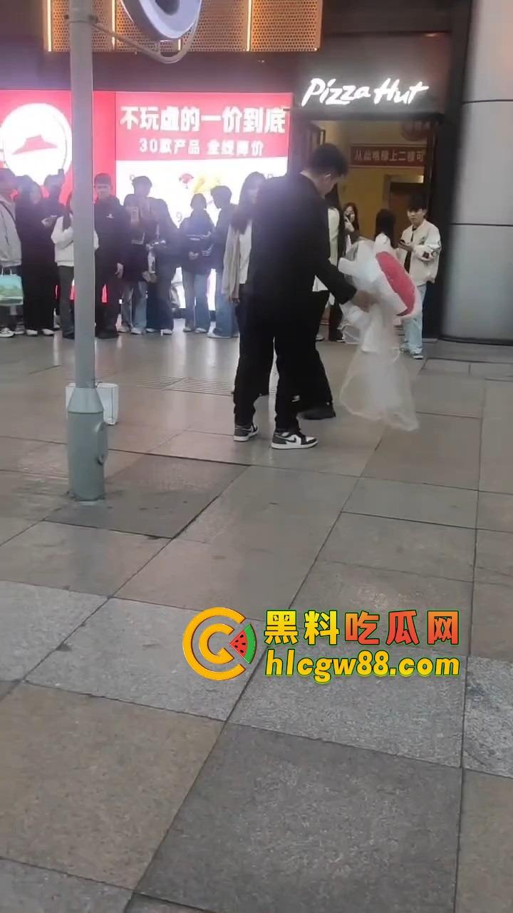 南宁网红求婚人山人海围观，结果女方一巴掌扇得震天响，旁边阿姨吓到后退三步，这到底是爱还是惩罚？  第7张