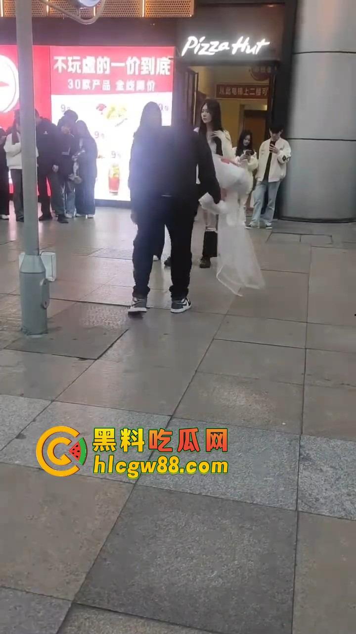 南宁网红求婚人山人海围观，结果女方一巴掌扇得震天响，旁边阿姨吓到后退三步，这到底是爱还是惩罚？  第8张