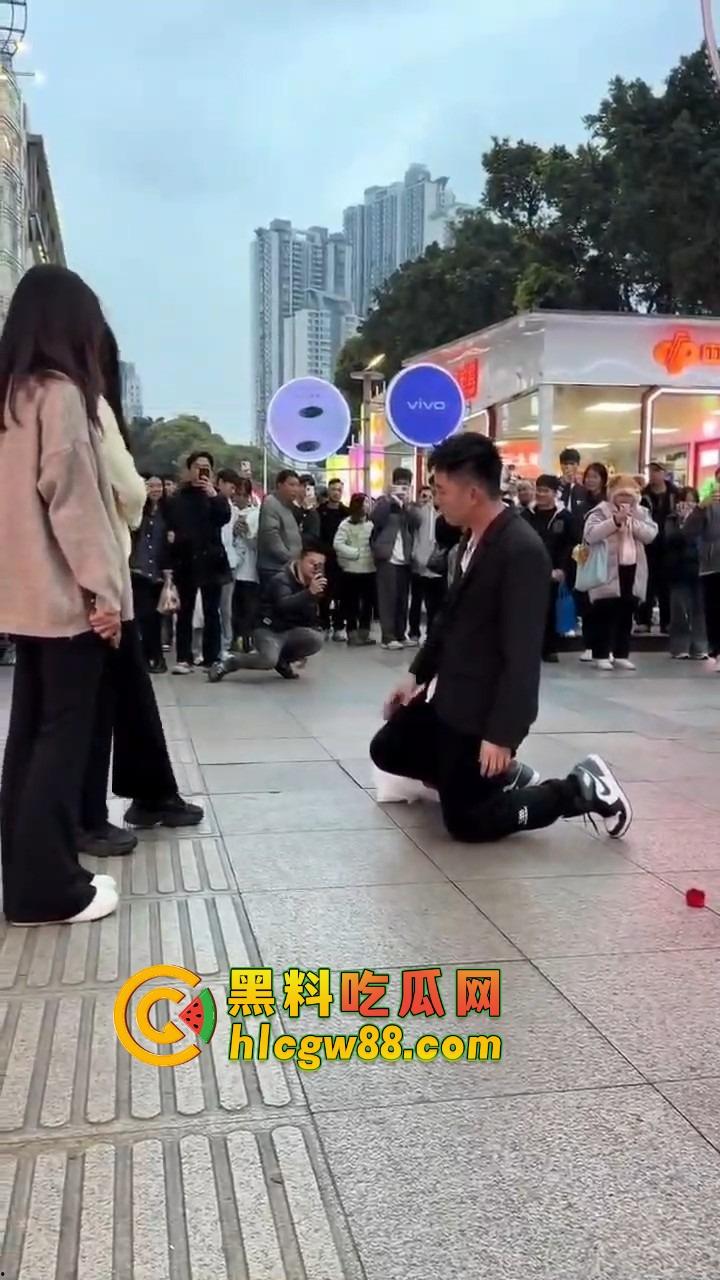 南宁网红求婚人山人海围观，结果女方一巴掌扇得震天响，旁边阿姨吓到后退三步，这到底是爱还是惩罚？  第9张