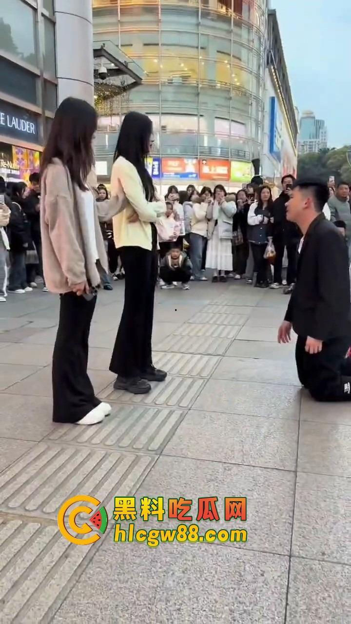 南宁网红求婚人山人海围观，结果女方一巴掌扇得震天响，旁边阿姨吓到后退三步，这到底是爱还是惩罚？  第10张