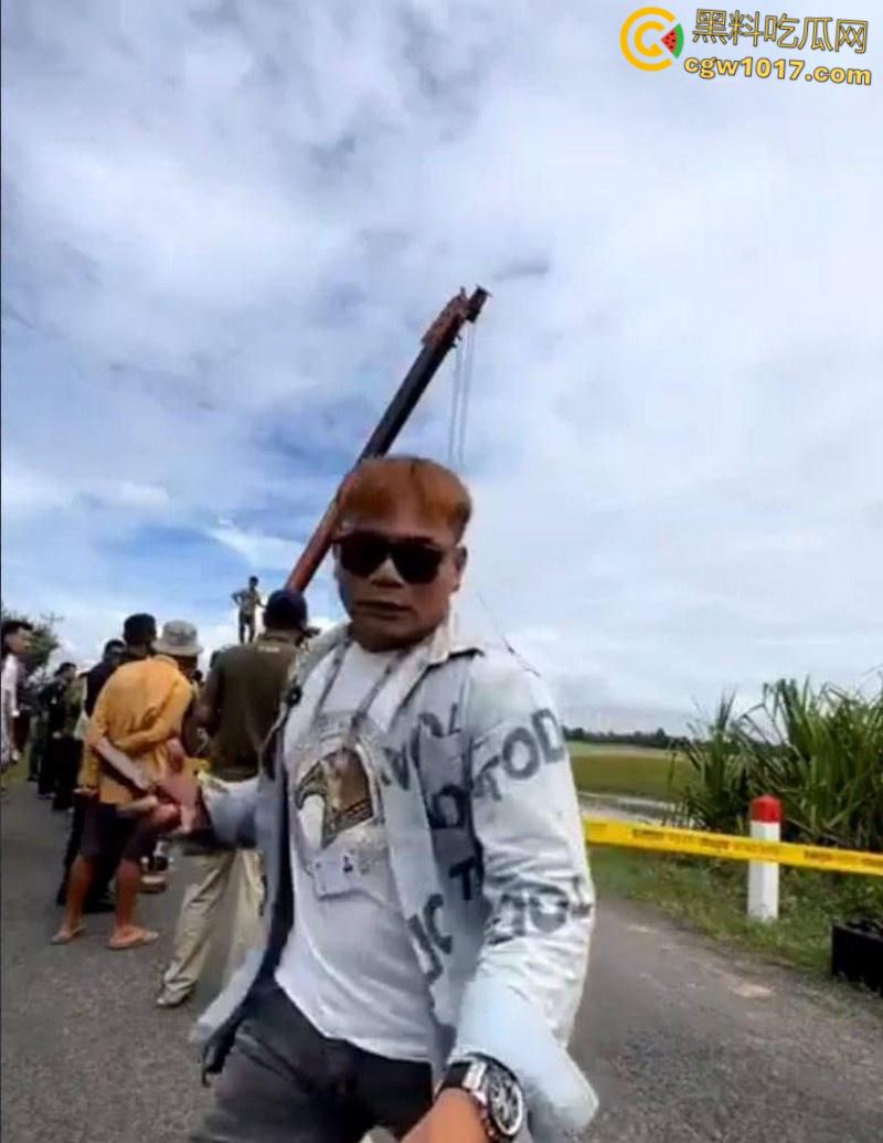 柬埔寨劫法场，黑衣大嫂一人一枪为爱冲锋，递枪救走6名同伴，现在每个大哥心中都有一个越南大嫂梦 ！  第6张