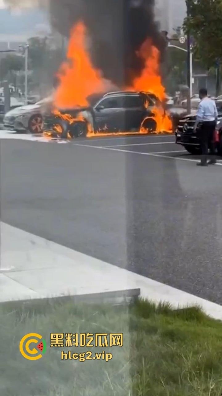 愿三叉照耀你的事业与前程又又又着了？奔驰4S店再曝新能源车自燃事件！  第2张