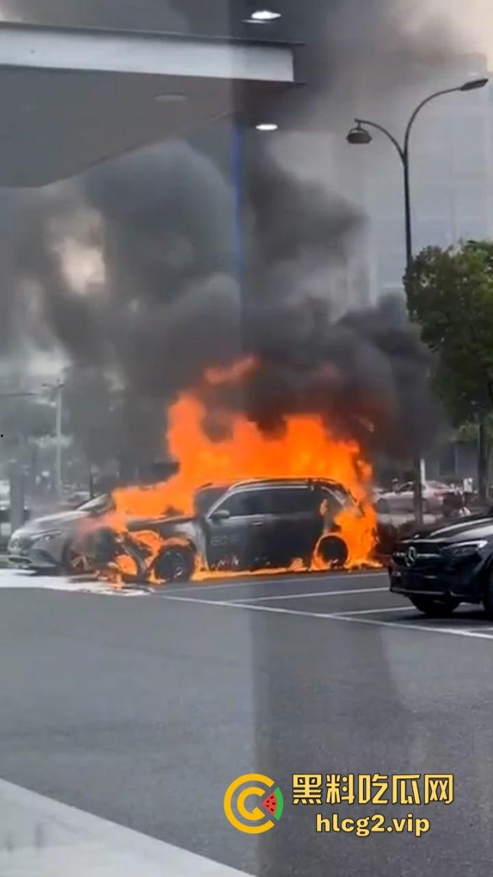 愿三叉照耀你的事业与前程又又又着了？奔驰4S店再曝新能源车自燃事件！  第3张